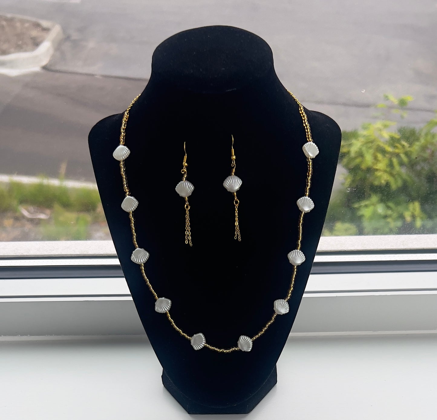 Seashell Elegance Necklace & Earring Set