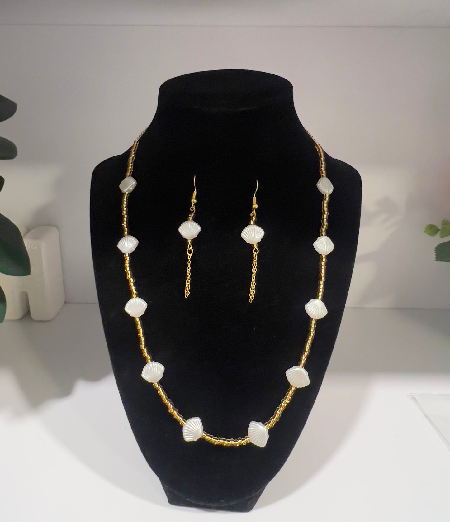 Seashell Elegance Necklace & Earring Set
