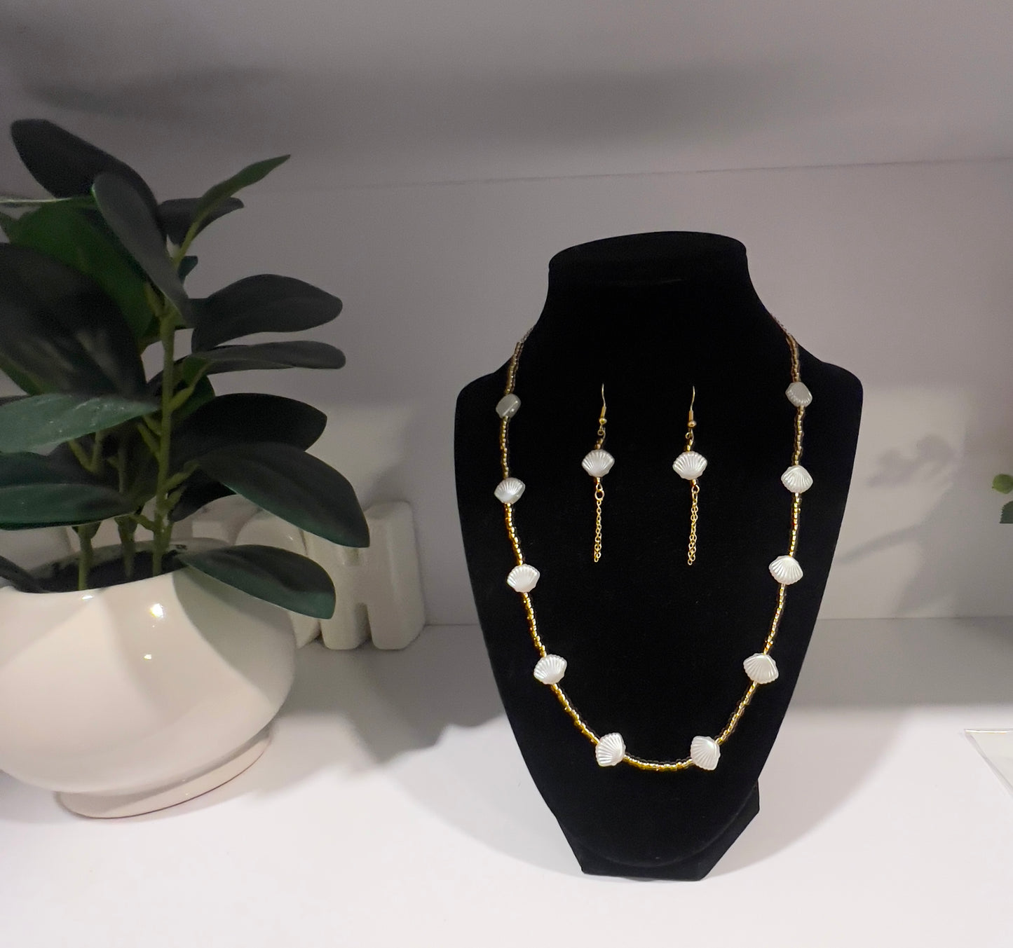 Seashell Elegance Necklace & Earring Set